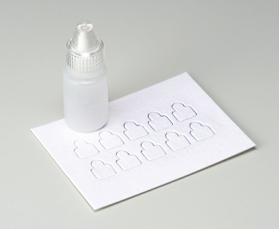 子供用ドライアイメガネ　保水シートと注水器